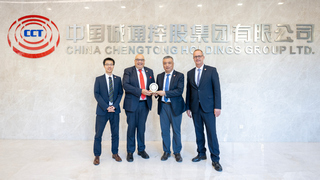 Vertreter von IKT und CTHR mit der Kanaldeckel-Trophäe am Hauptsitz von China Chengtong