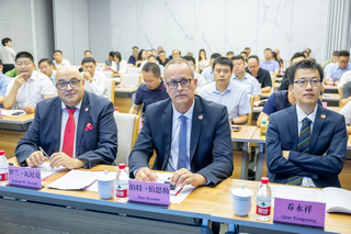 Vertreter von IKT und CTHR in der ersten Reihe der Eröffnungskonferenz in Peking