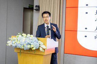 Yongxiang Qiao spricht bei der Eröffnungskonferenz von IKT und CTHR in Peking