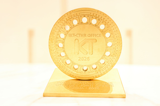 Goldfarbene Kanaldeckel-Trophäe zur Eröffnung des gemeinsamen IKT-CTHR-Büros