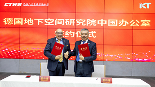 IKT-Geschäftsführer Roland W. Waniek und CTHR-CEO Cheng Gong präsentieren die unterzeichnete Kooperationsvereinbarung in Peking